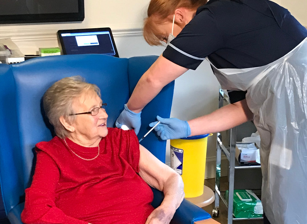 Annie Innes getting the covid vaccine