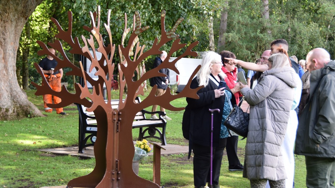 Attendees-looking-at-tree 1080×608
